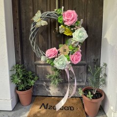 Jarní proutěný věnec Butterfly: Růžové a mentolové růže na šedém proutí