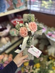 Dušičkový kříž z pěnových růží (30 cm)