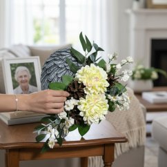 Andělské křídlo s jiřinkami a šiškami