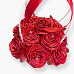 Dárkové aranžmá Red Velvet: Ručně vyráběné saténové růže v taštičce