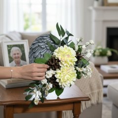 Andělské křídlo s jiřinkami a šiškami