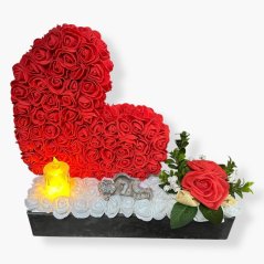 Pietní aranžmá s velkým červeným srdcem