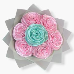 Saténová kytice „Mint Sorbet“ – 7 růží v růžovo-mentolové kombinaci