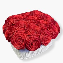 Květinový box Srdce: Červené saténové růže 24 kusů v ručně pleteném košíku z papíru