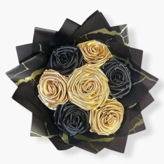 Luxusní saténová kytice „Golden Night“ – 7 černo-zlatých růží