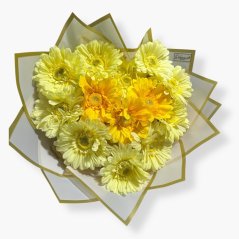 Umělá kytice z gerber ve tvaru srdce – žlutá