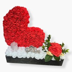 Pietní aranžmá s velkým růžovým srdcem