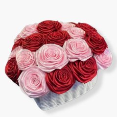 Květinové srdce Romantic Mix: Červené a růžové saténové růže 22 kusů v ručně pleteném košíku