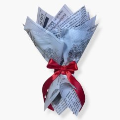Saténová kytice „Red News“ – 7 červených růží v designovém papíru