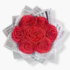 Saténová kytice „Red News“ – 7 červených růží v designovém papíru