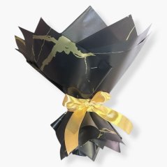 Luxusní saténová kytice „Golden Night“ – 7 černo-zlatých růží