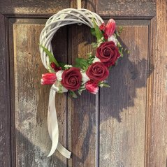 Dekorativní věnec Red Romance: Proutěný základ s růžemi a tulipány