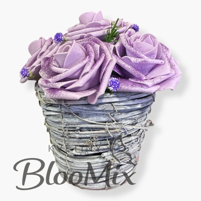 Květinový košík Lavender Mist: Saténové růže v šedém proutí