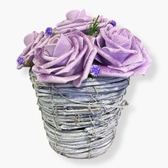 Květinový košík Lavender Mist: Saténové růže v šedém proutí