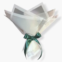 Saténová kytice „Emerald Queen“ – 7 bílo-smaragdových růží