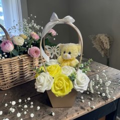 Dárková taštička s plyšovým medvídkem a kyticí trvanlivých růží – různé barvy