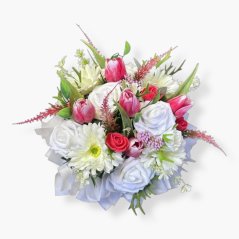 Bohatý jarní mix v boxu Nadpis:  Květinový box Spring Mix: Saténové tulipány, gerbery a pěnové růže