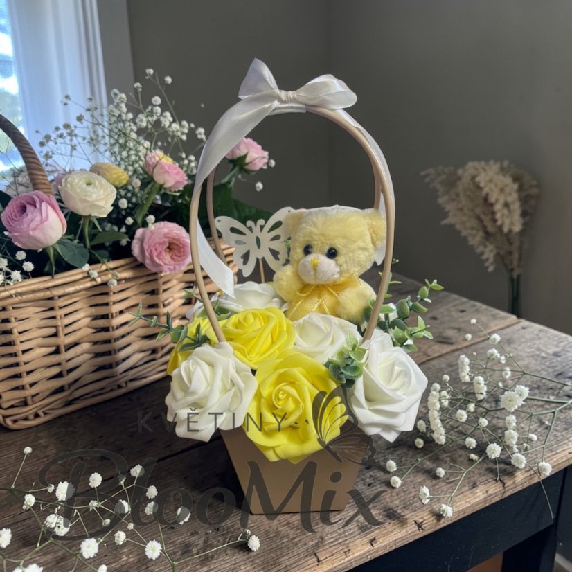 Dárková taštička s plyšovým medvídkem a kyticí trvanlivých růží – různé barvy