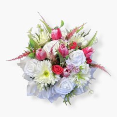 Bohatý jarní mix v boxu Nadpis:  Květinový box Spring Mix: Saténové tulipány, gerbery a pěnové růže