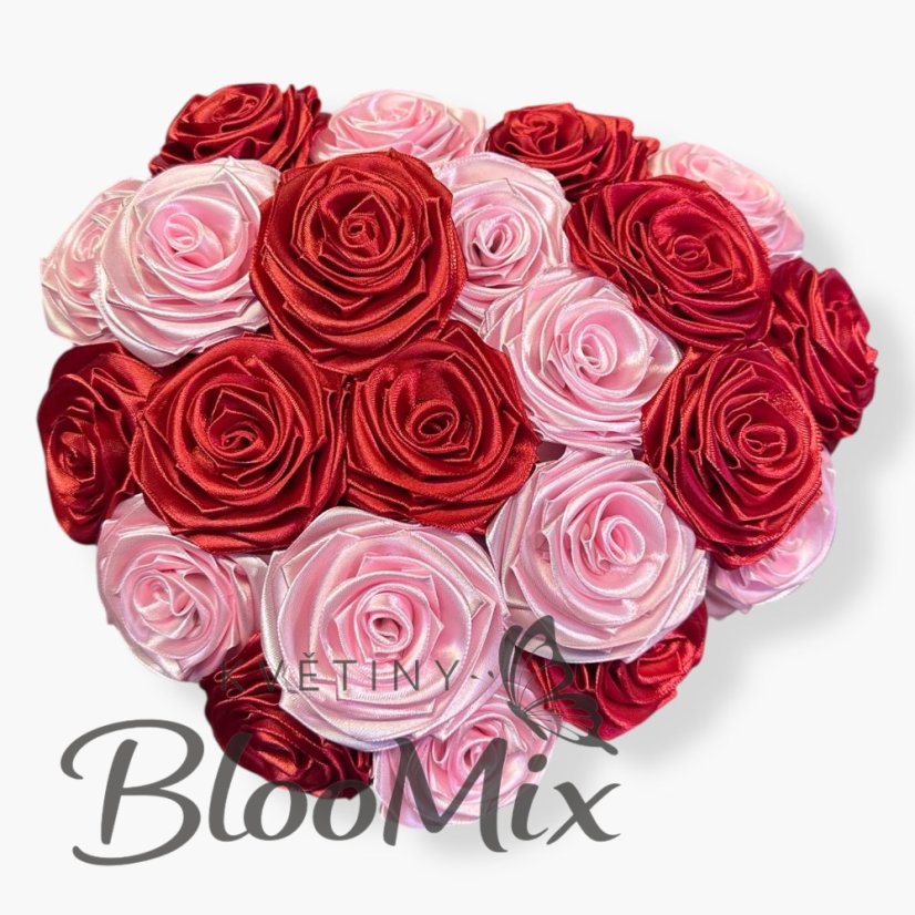 Květinové srdce Romantic Mix: Červené a růžové saténové růže 22 kusů v ručně pleteném košíku