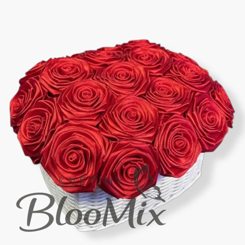 Květinový box Srdce: Červené saténové růže 24 kusů v ručně pleteném košíku z papíru