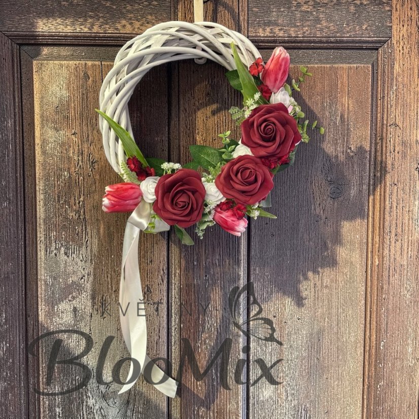 Dekorativní věnec Red Romance: Proutěný základ s růžemi a tulipány