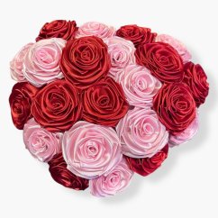 Květinové srdce Romantic Mix: Červené a růžové saténové růže 22 kusů v ručně pleteném košíku