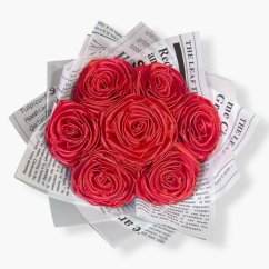 Saténová kytice „Red News“ – 7 červených růží v designovém papíru