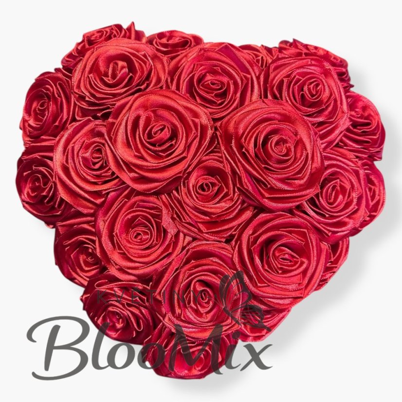 Květinový box Srdce: Červené saténové růže 24 kusů v ručně pleteném košíku z papíru