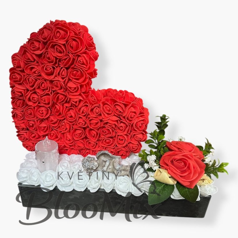 Pietní aranžmá s velkým červeným srdcem